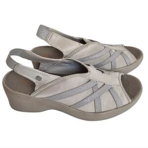 Bzees Firefly Open-Toe Wedge Sandals Beige 8.5 Lightweight Comfort Slip-Ons